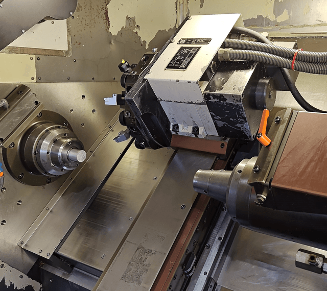 CNC-Drehmaschine bei der Bearbeitung